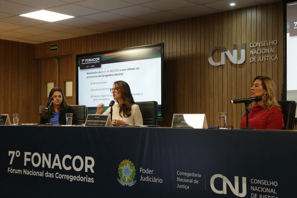 7º Fórum Nacional das Corregedorias (FONACOR) - PAINEL 3: A CORREGEDORIA NACIONAL E O APERFEIÇOAMENTO DOS SERVIÇOS EXTRAJUDICIAIS. Juízas Auxiliares da Corregedoria Nacional de Justiça, Dra. Daniela Madeira, Dra. Carolina Ranzolin e Dra. Renata Gil. Foto: Luiz Silveira/Ag. CNJ.